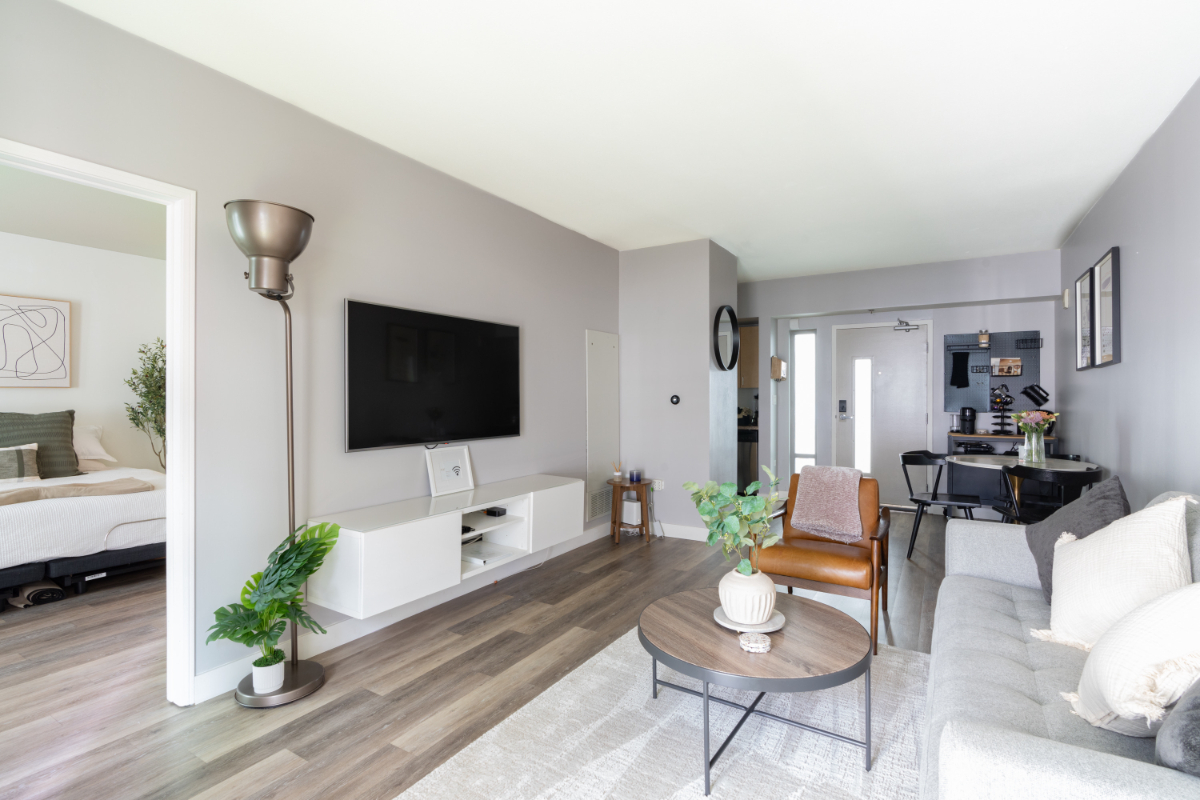 Fully furnished Luxury Condo, Designated Workspace, Walk to Everything - Photo 5
