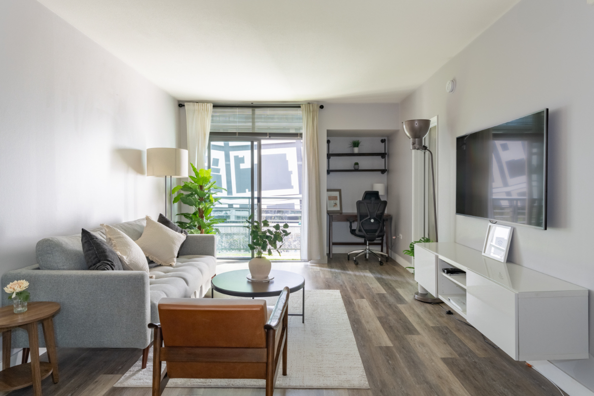 Fully furnished Luxury Condo, Designated Workspace, Walk to Everything - Photo 6