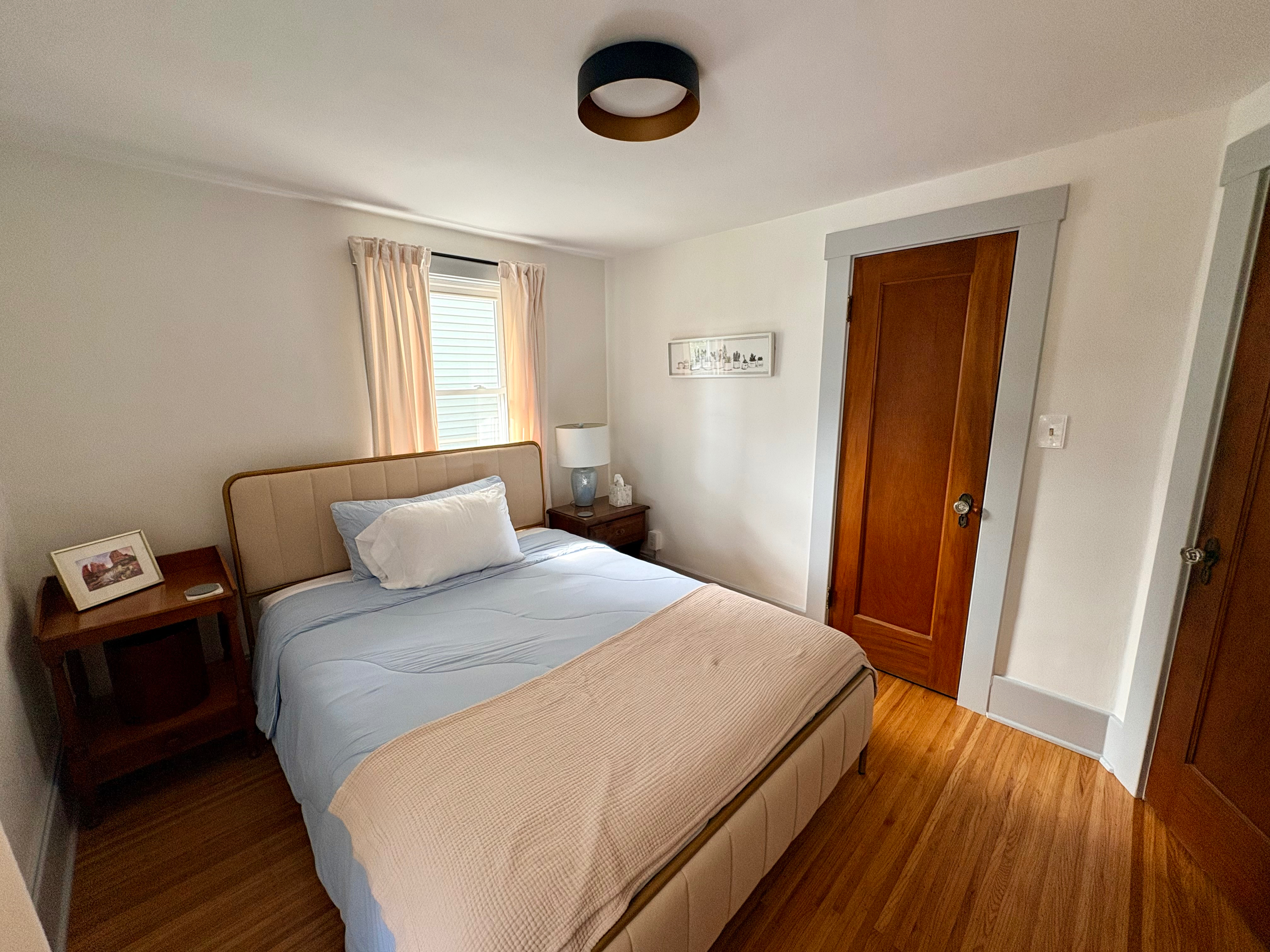 Convenient and Cozy Home - 2 Bedroom & 1 Bathroom - Photo 2