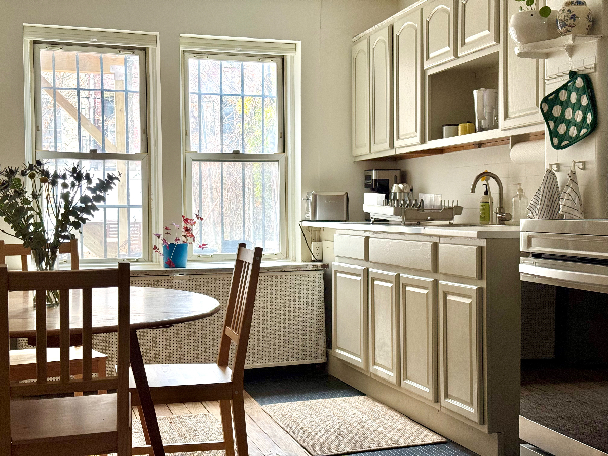 Cozy Garden-Apartment with Modern Comforts, Steps from Irving Square Park - Brooklyn Gem - Photo 9