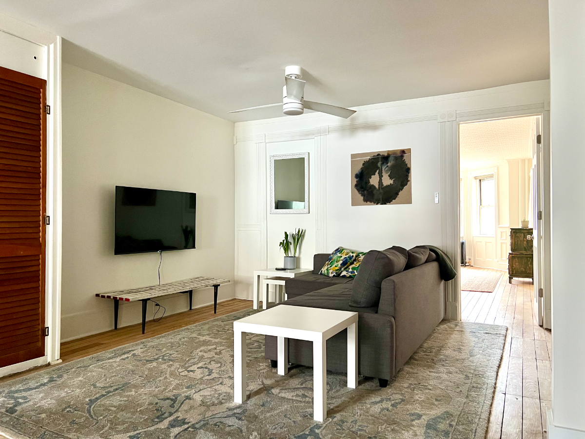 Cozy Garden-Apartment with Modern Comforts, Steps from Irving Square Park - Brooklyn Gem - Photo 6