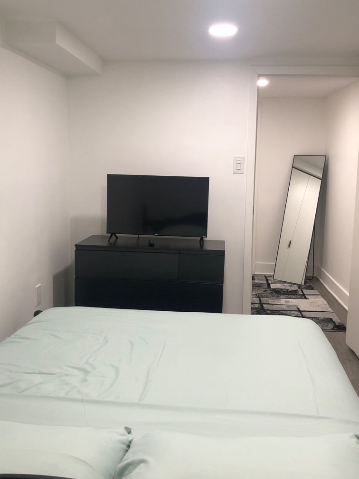 Quiet basement apartment with a private entrance. - Photo 8