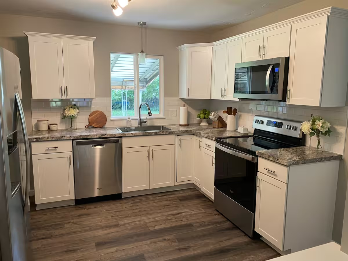 Charming, Central 3BR Home - Photo 4