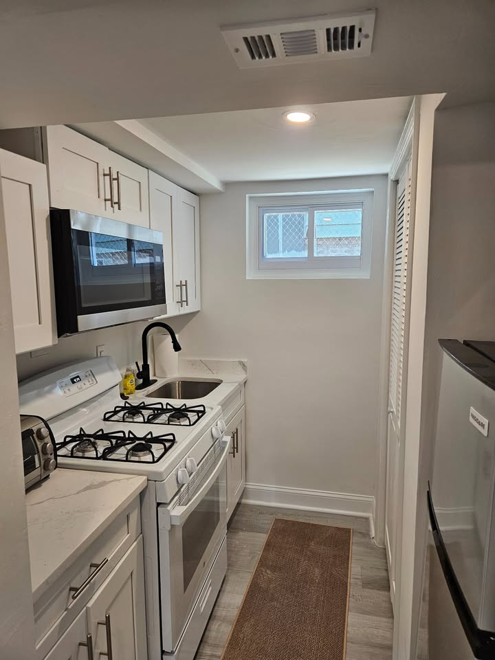 2 Bedroom 1 Bathroom Apartment - Off Street Parking Available - Photo 6