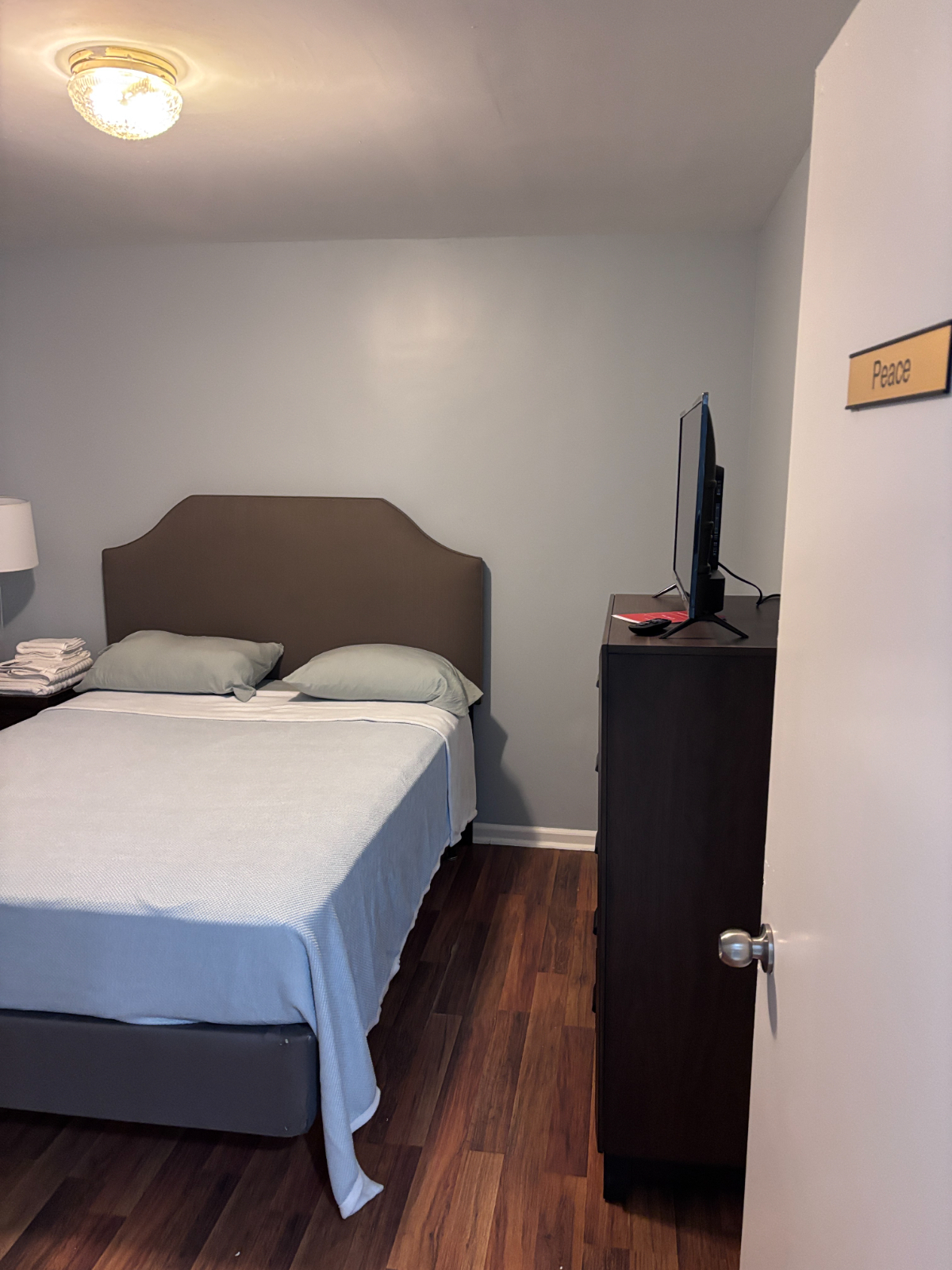 Peace Room - Elegant & Spacious Queen Room in Newark's Upper Clinton Hill - All Inclusive, Near Penn Station