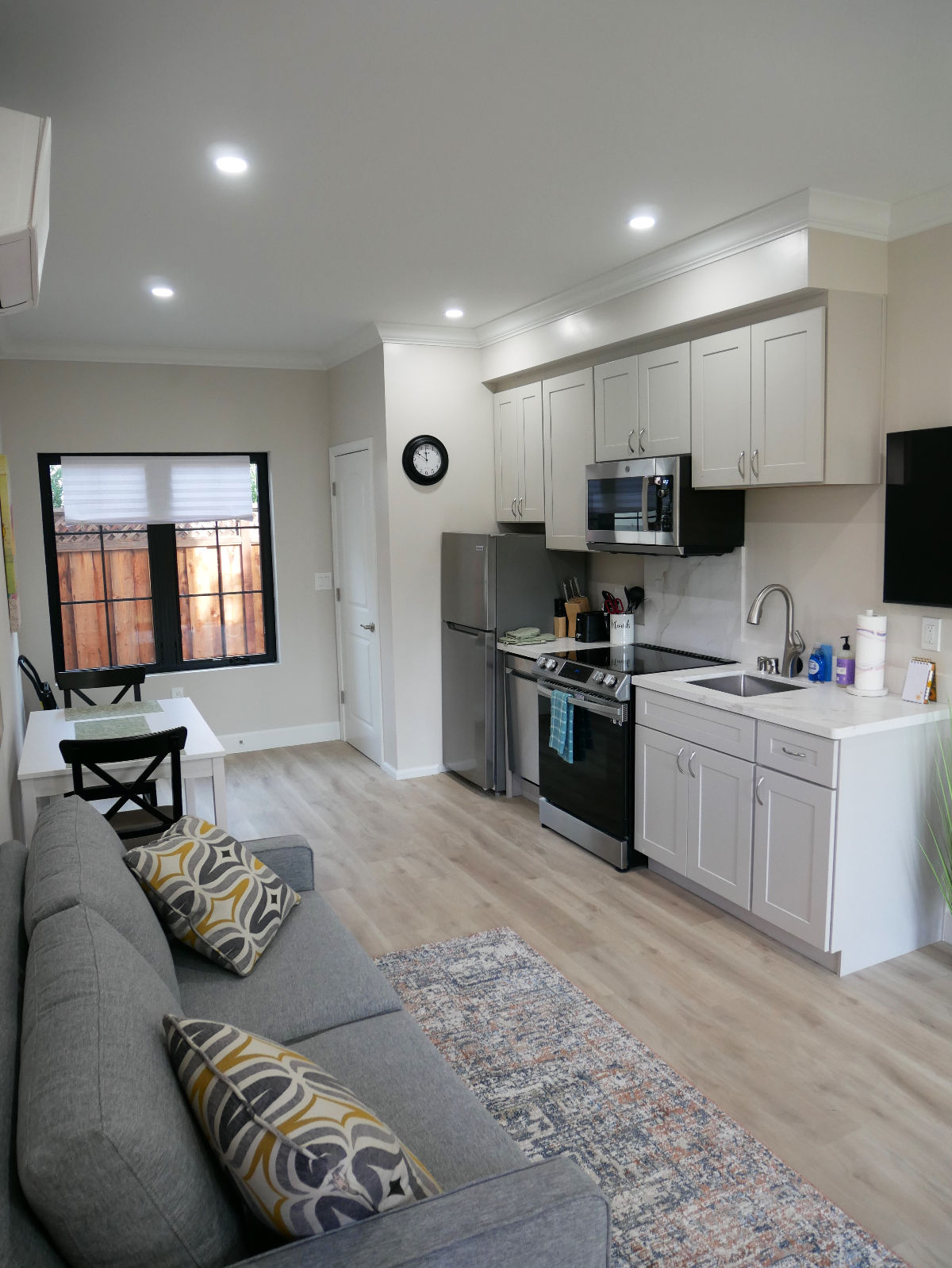 Beautiful New 1 Bed/Bath in Rose Garden Neighborhood - Photo 3