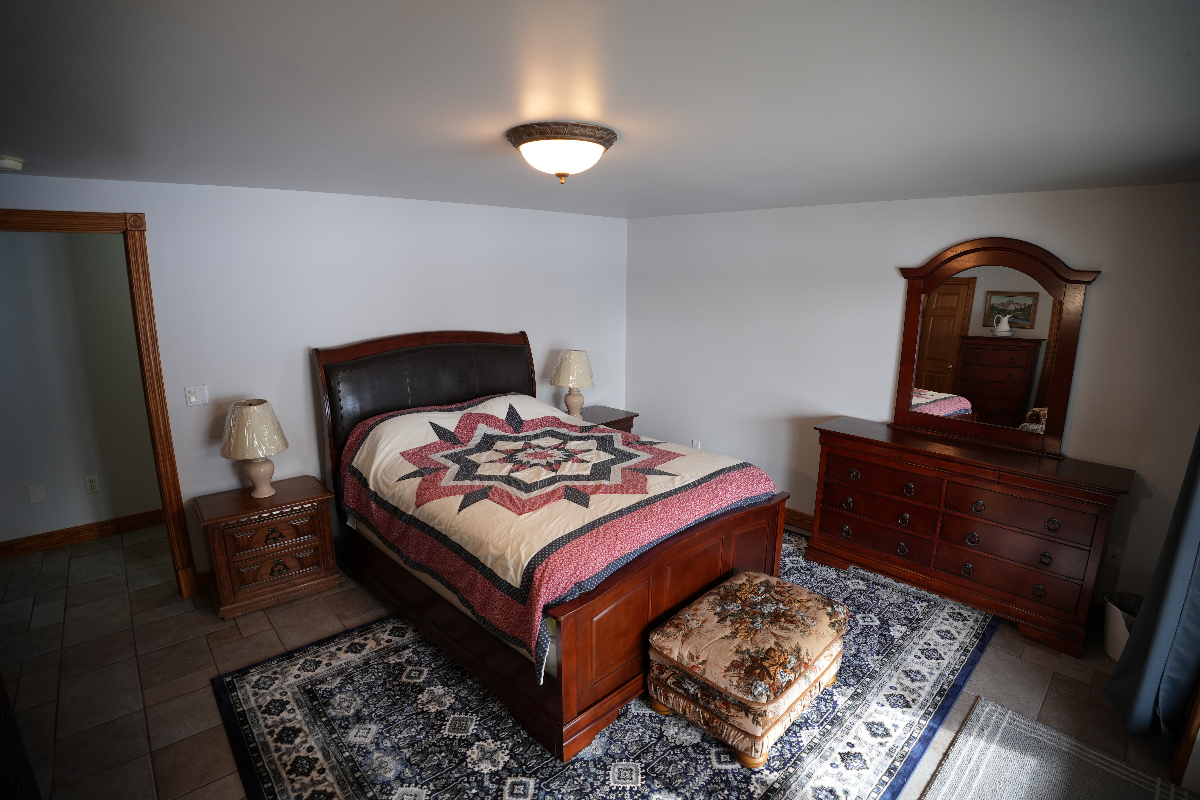 Beautiful, Huge 2 bedroom apartment with all the conveniences - Photo 6