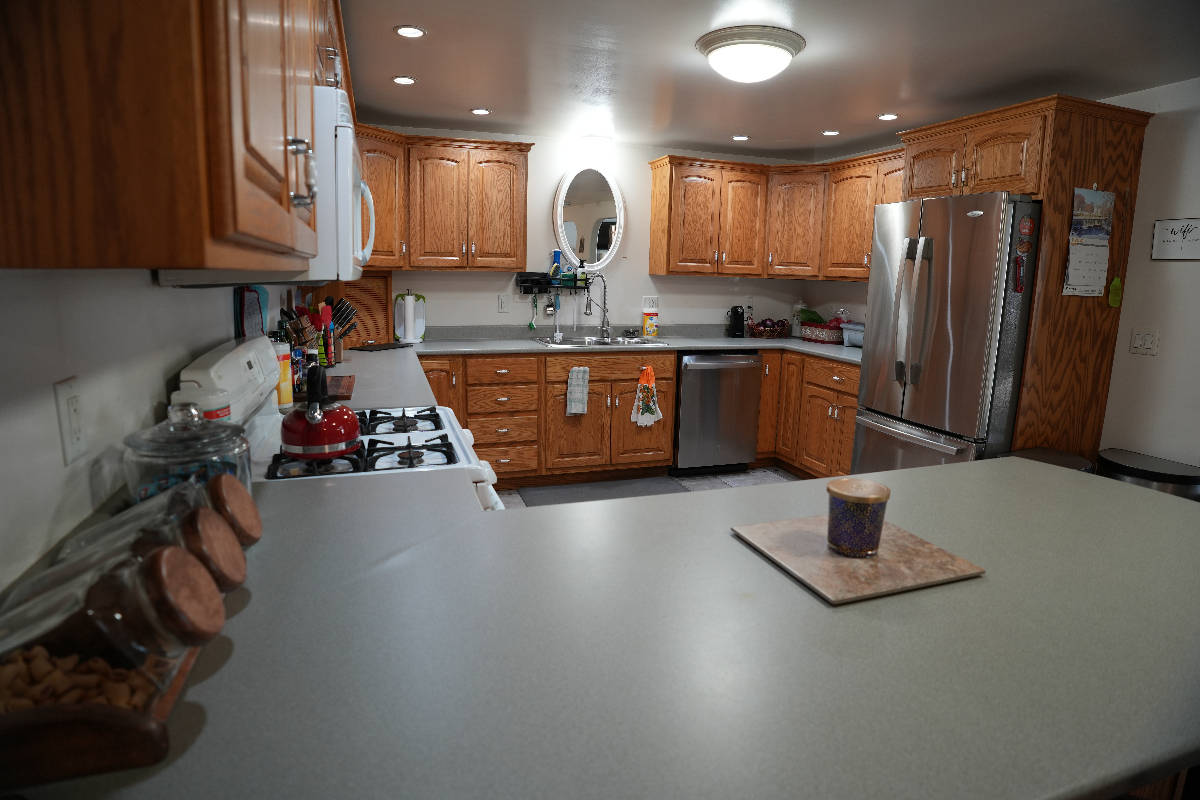 Beautiful, Huge 2 bedroom apartment with all the conveniences - Photo 8
