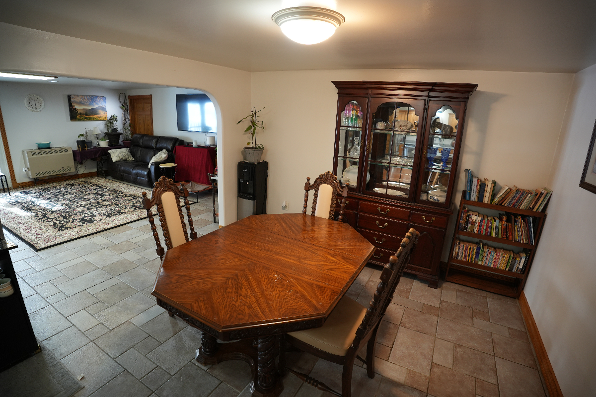 Beautiful, Huge 2 bedroom apartment with all the conveniences - Photo 11