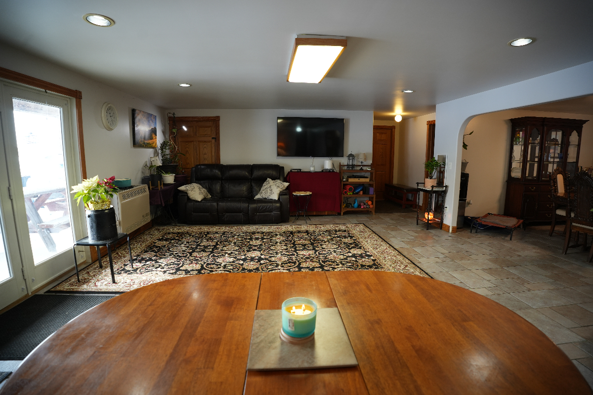 Beautiful, Huge 2 bedroom apartment with all the conveniences - Photo 10