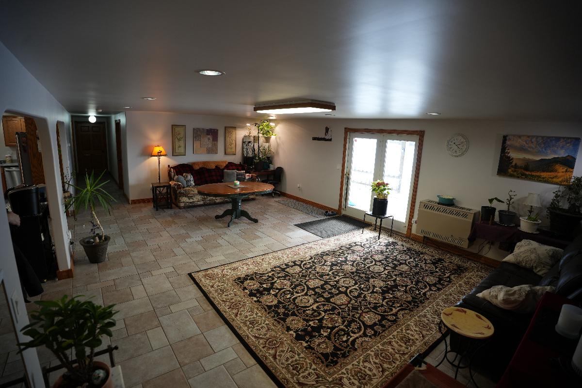 Beautiful, Huge 2 bedroom apartment with all the conveniences - Photo 12