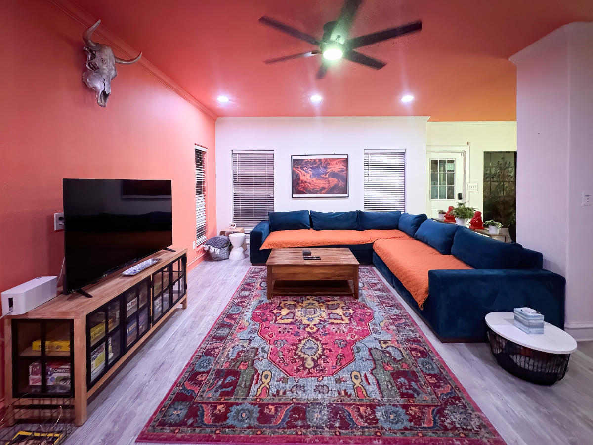 Centrally Located, Large Yard, Pool, Near Groceries & Shopping - Photo 4