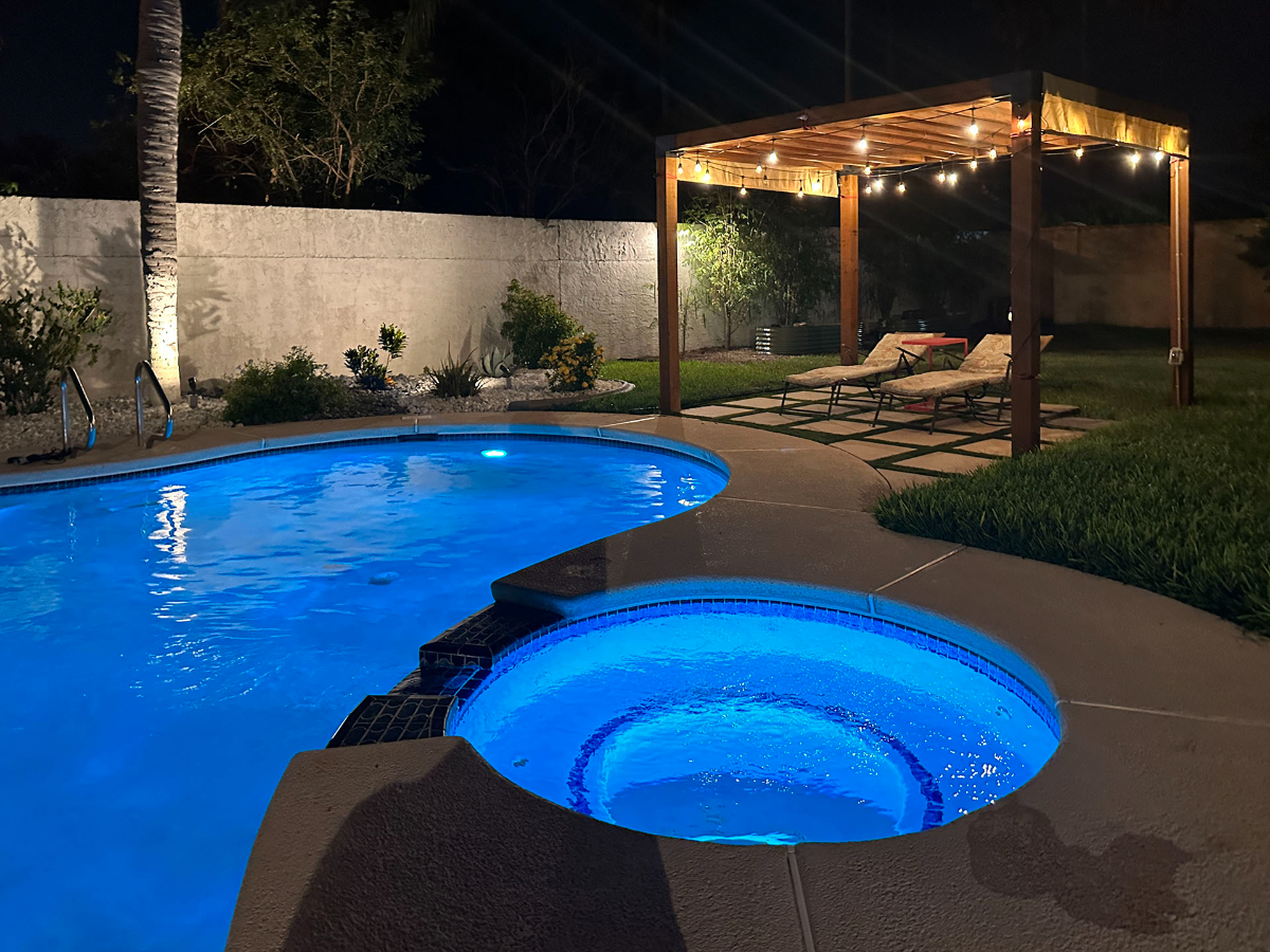 Centrally Located, Large Yard, Pool, Near Groceries & Shopping - Photo 1