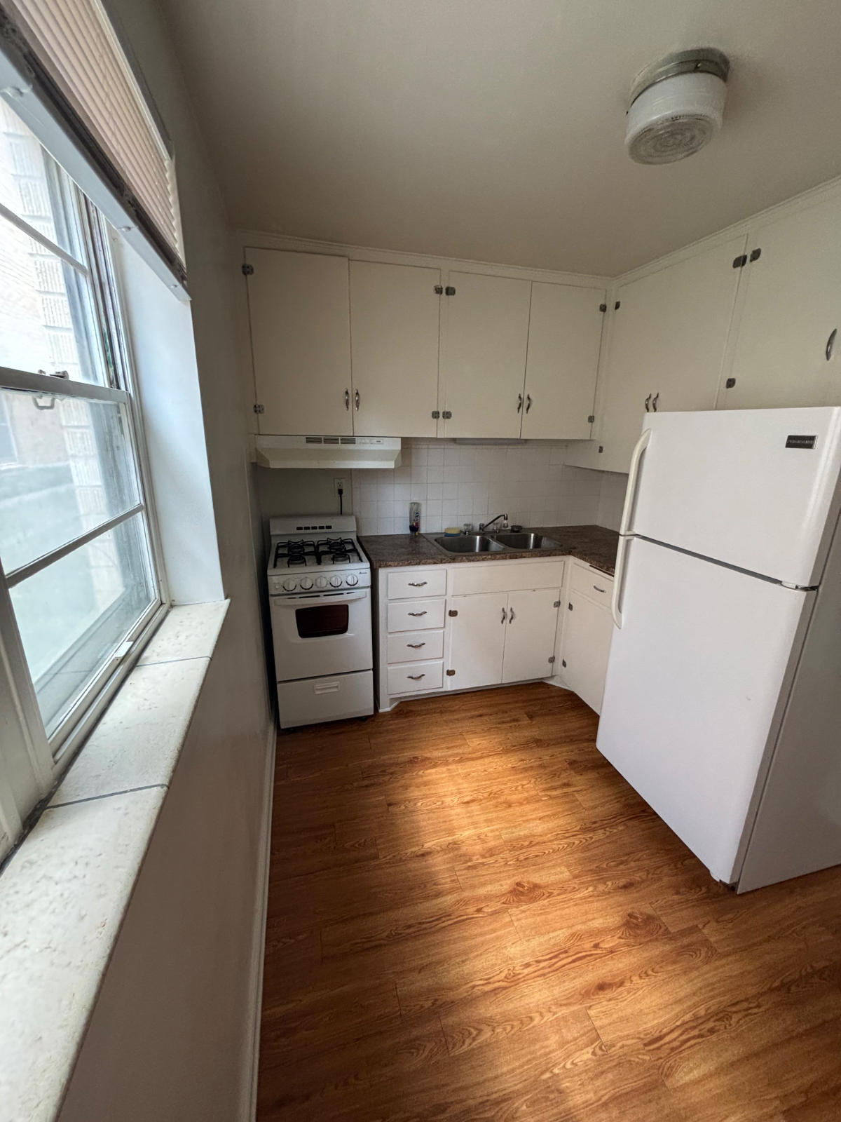Fresh, Safe, Parkside Avenues Apt. - Photo 4