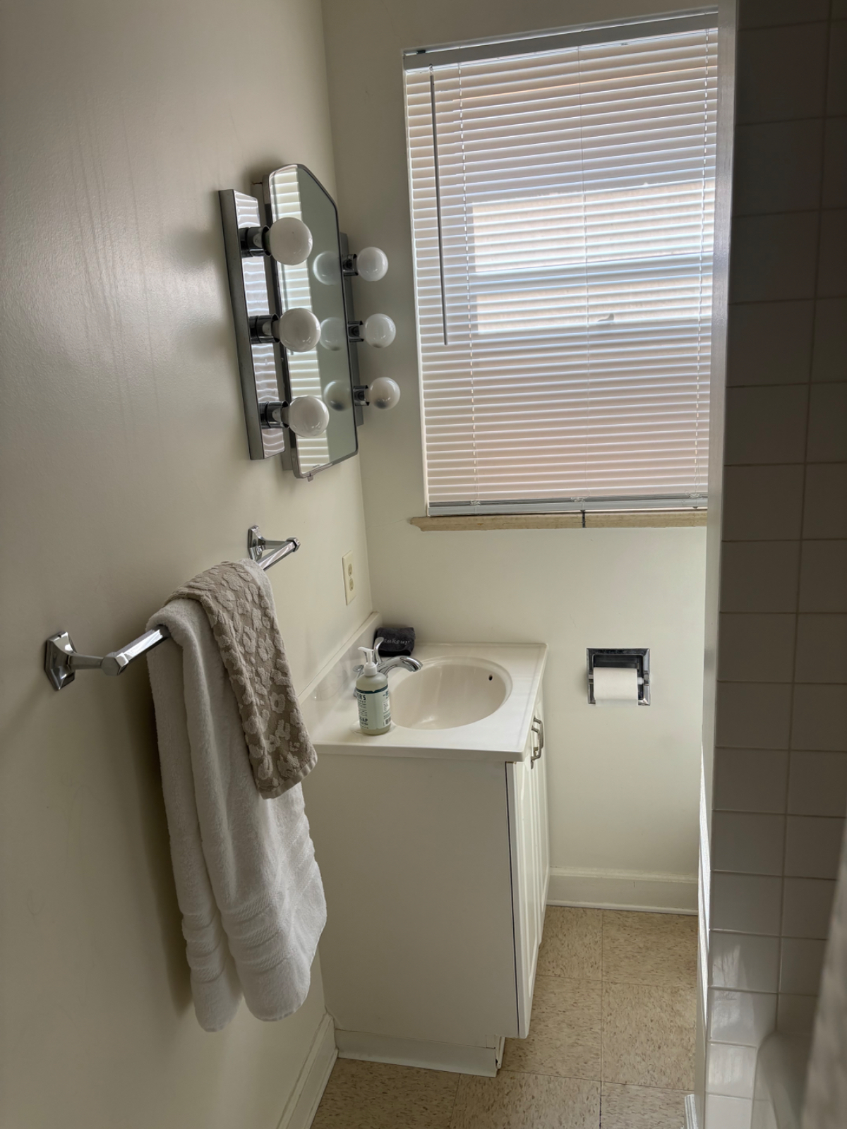 Fresh, Safe, Parkside Avenues Apt. - Photo 6