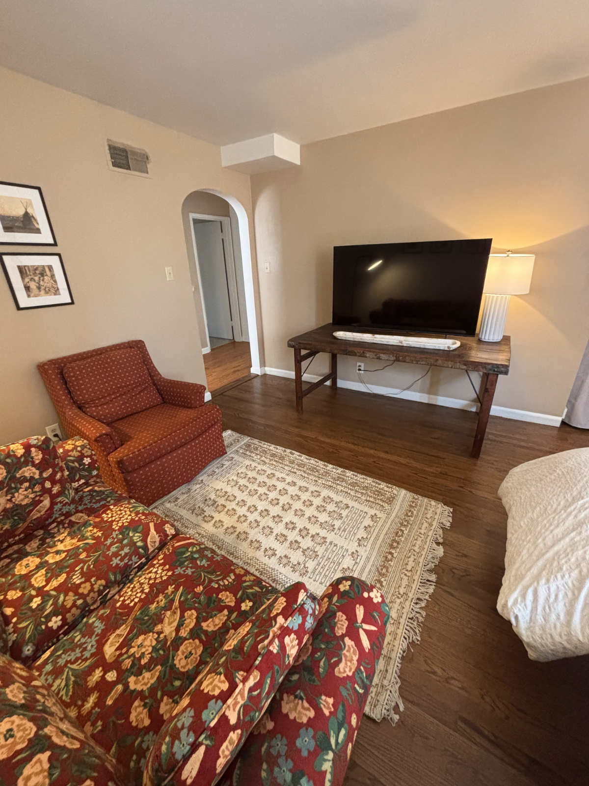 Fresh, Safe, Parkside Avenues Apt. - Photo 2