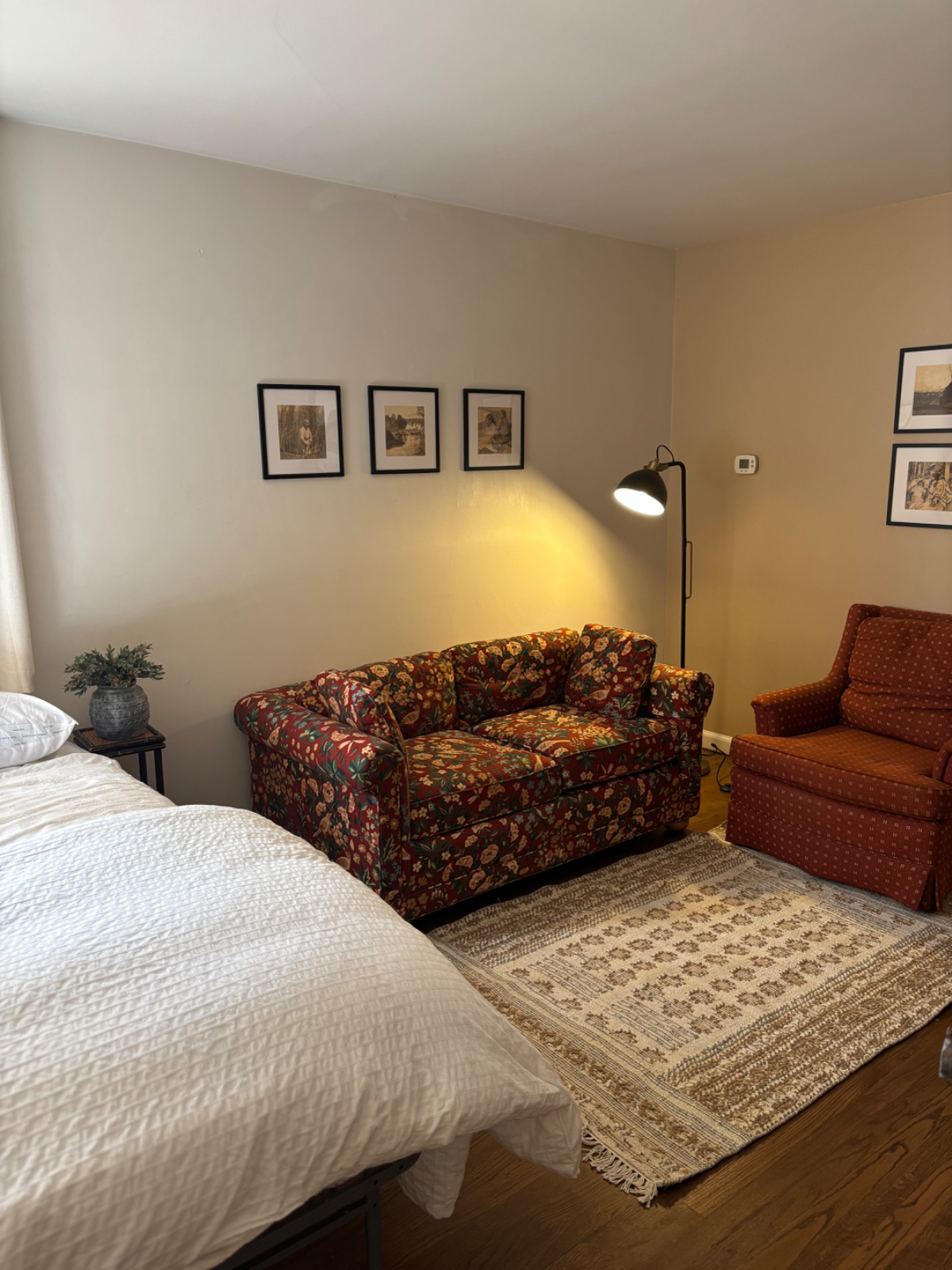 Fresh, Safe, Parkside Avenues Apt. - Photo 3