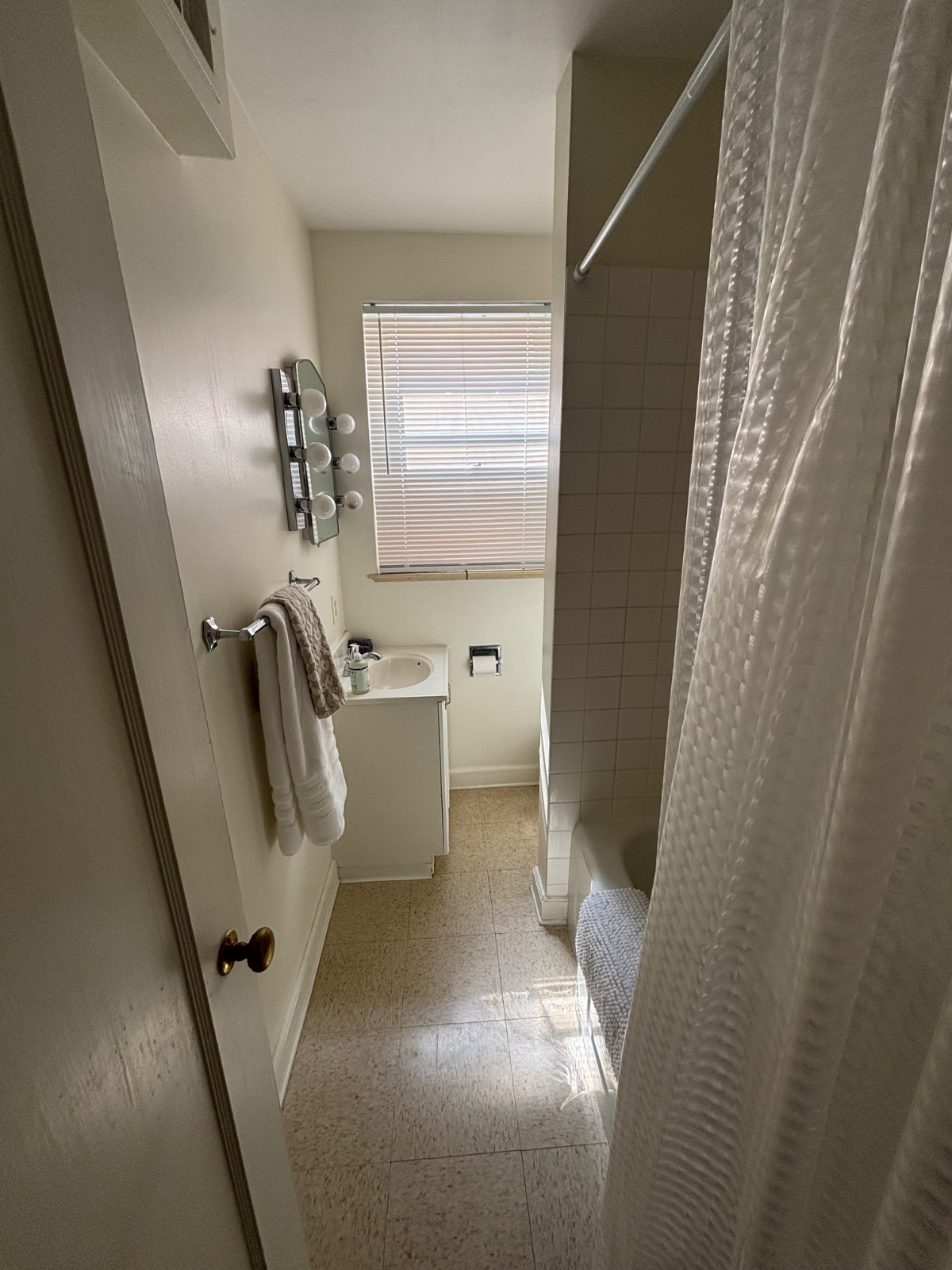 Fresh, Safe, Parkside Avenues Apt. - Photo 12