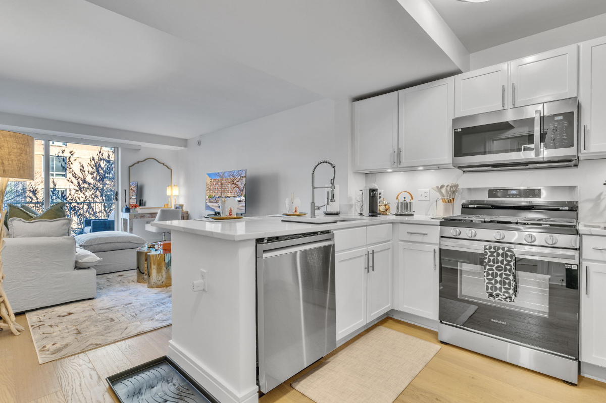 Luxury One Bedroom Condo with Parking SW Waterfront - Photo 2