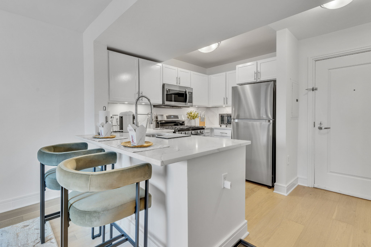 Luxury One Bedroom Condo with Parking SW Waterfront - Photo 3