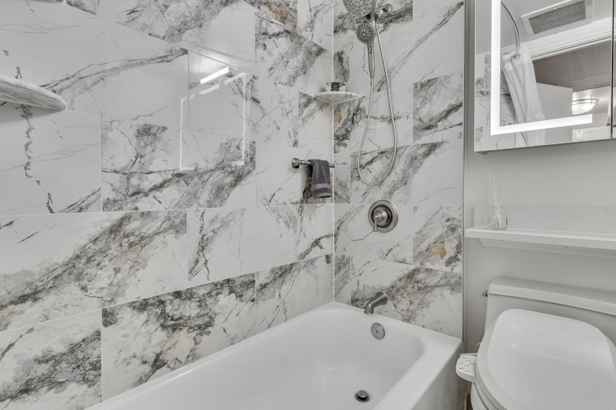Luxury One Bedroom Condo with Parking SW Waterfront - Photo 8