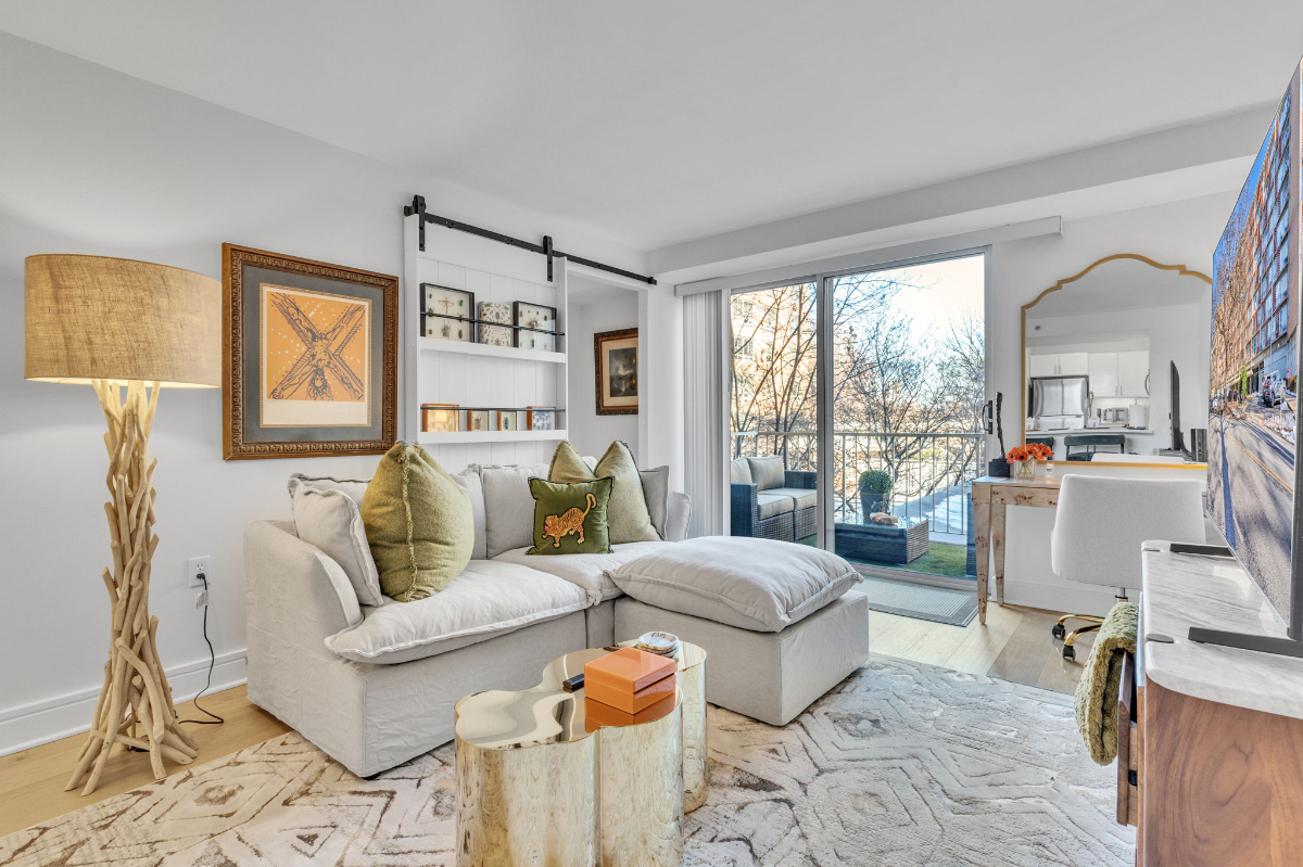 Luxury One Bedroom Condo with Parking SW Waterfront - Photo 4