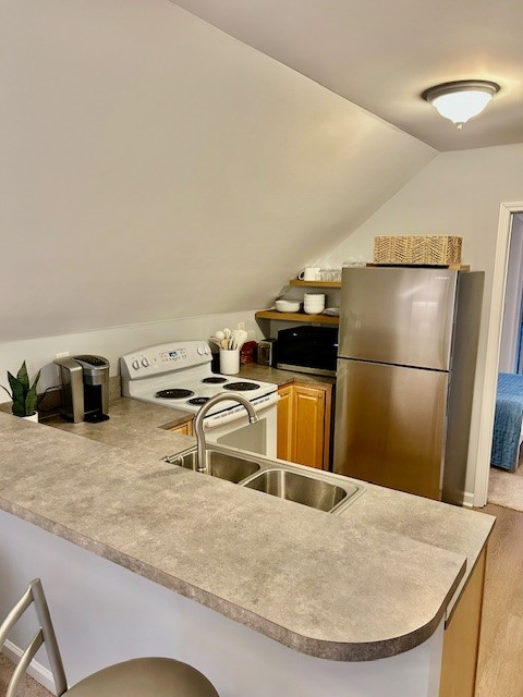 Charming Detached Garage Apartment in a Quiet Suburban Neighborhood - Photo 5