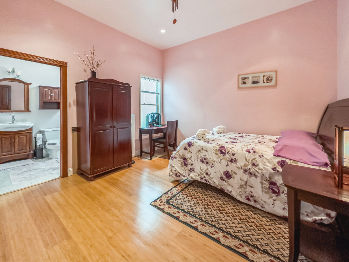 A little bit of San Francisco Private Bedroom & Bathroom - Photo 2