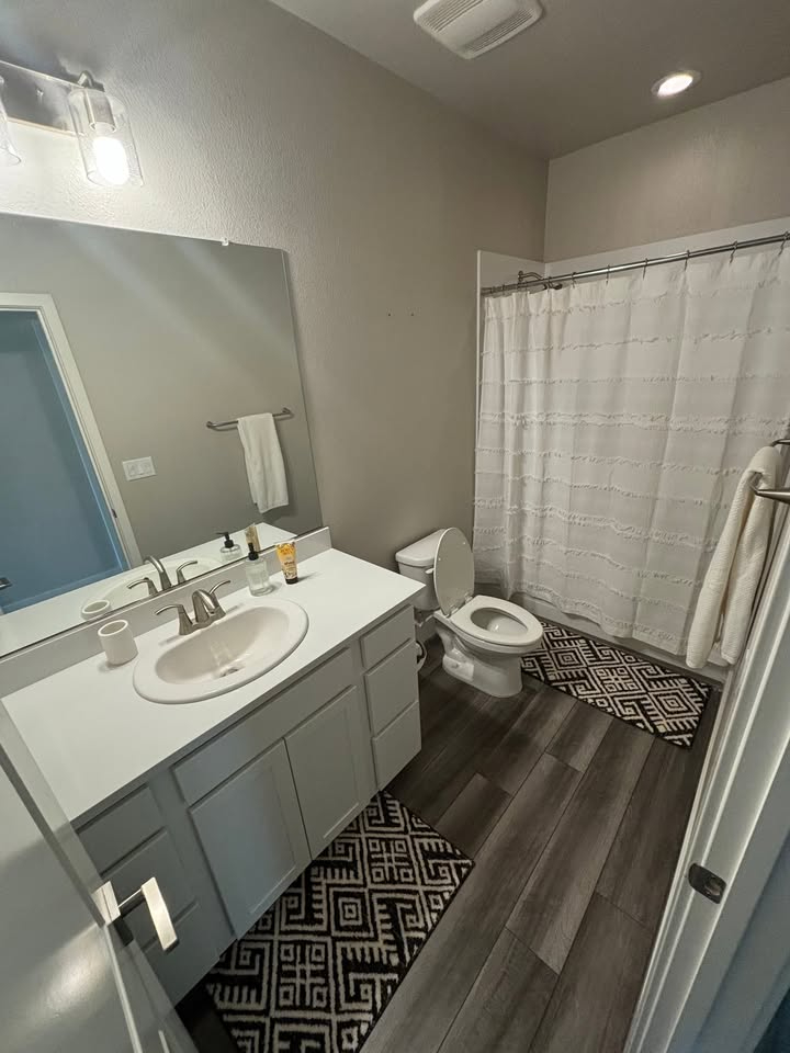 Private Room & Private Bath in Chill Home Near 5 Hospitals - Photo 3