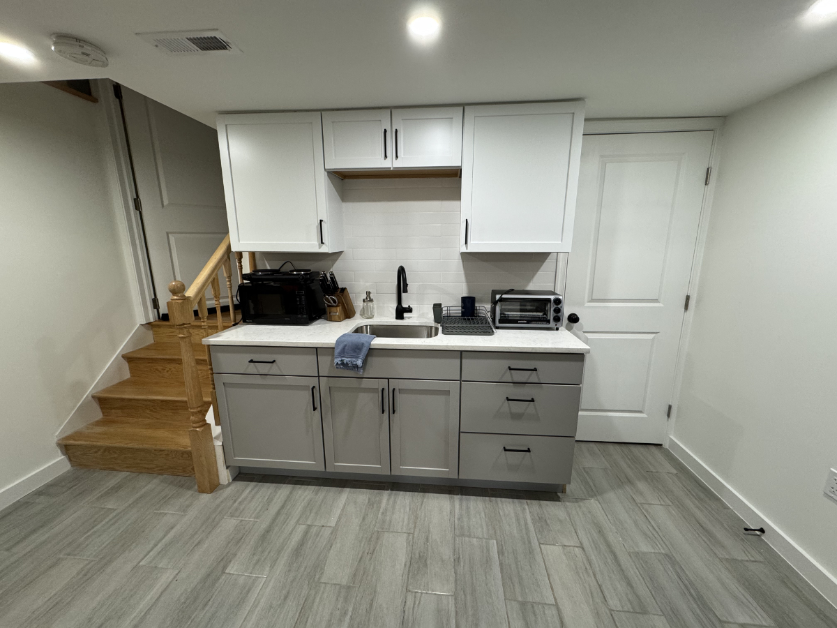 Beautiful Spacious Private Entry 1 Bedroom 1 Bath Basement Apt - Photo 1