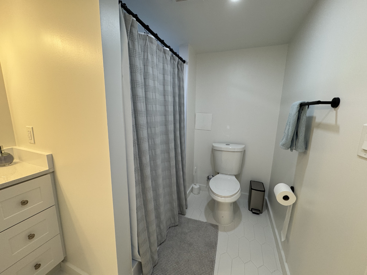 Beautiful Spacious Private Entry 1 Bedroom 1 Bath Basement Apt - Photo 6