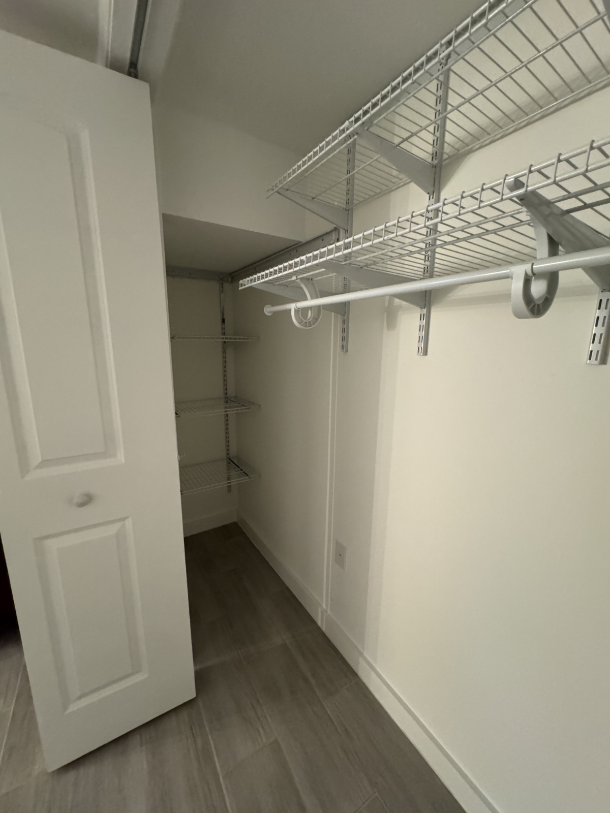 Beautiful Spacious Private Entry 1 Bedroom 1 Bath Basement Apt - Photo 4