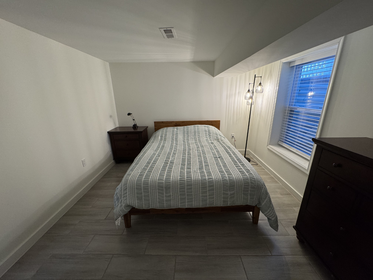 Beautiful Spacious Private Entry 1 Bedroom 1 Bath Basement Apt - Photo 3