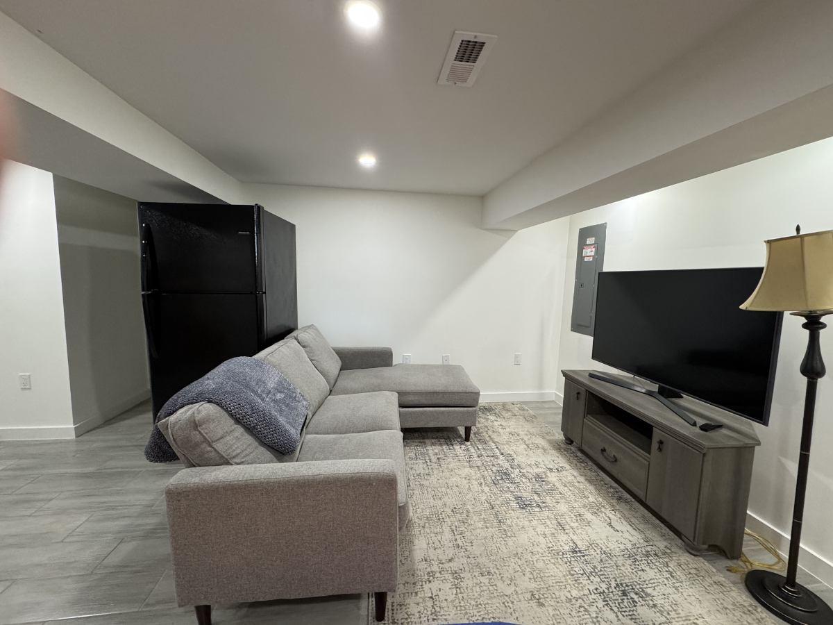 Beautiful Spacious Private Entry 1 Bedroom 1 Bath Basement Apt - Photo 9