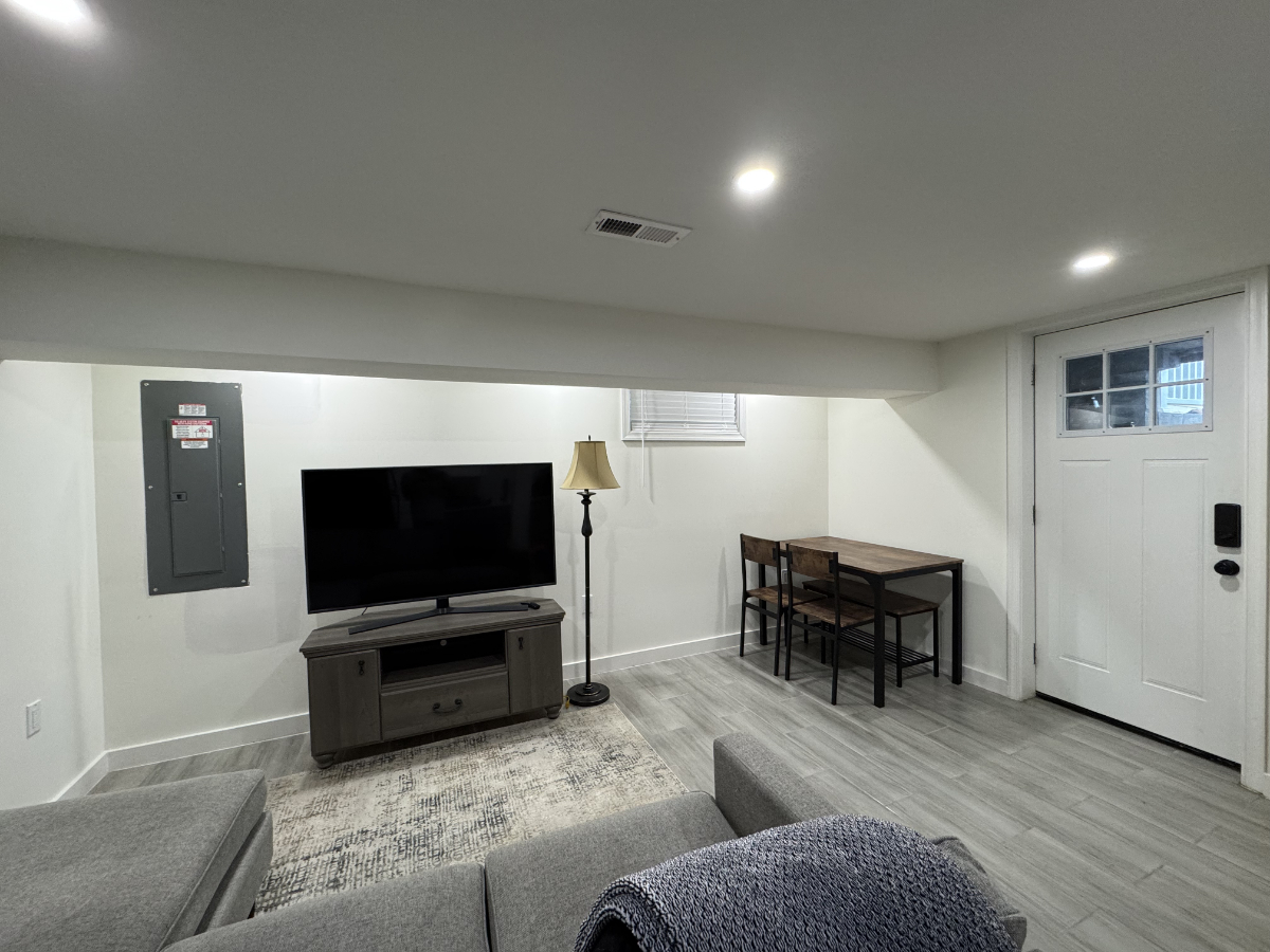 Beautiful Spacious Private Entry 1 Bedroom 1 Bath Basement Apt - Photo 10