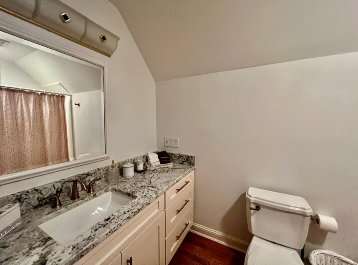 Cozy Private Bedroom Suite in Beautiful Executive Home - Photo 3