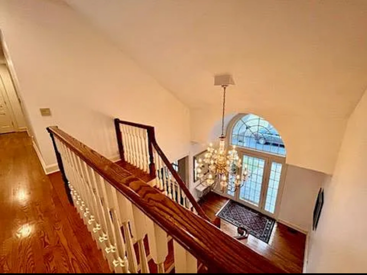 Cozy Private Bedroom Suite in Beautiful Executive Home - Photo 4