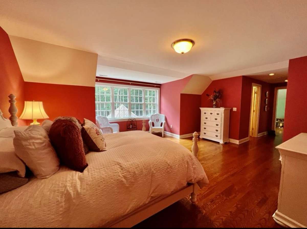 Cozy Private Bedroom Suite in Beautiful Executive Home - Photo 5