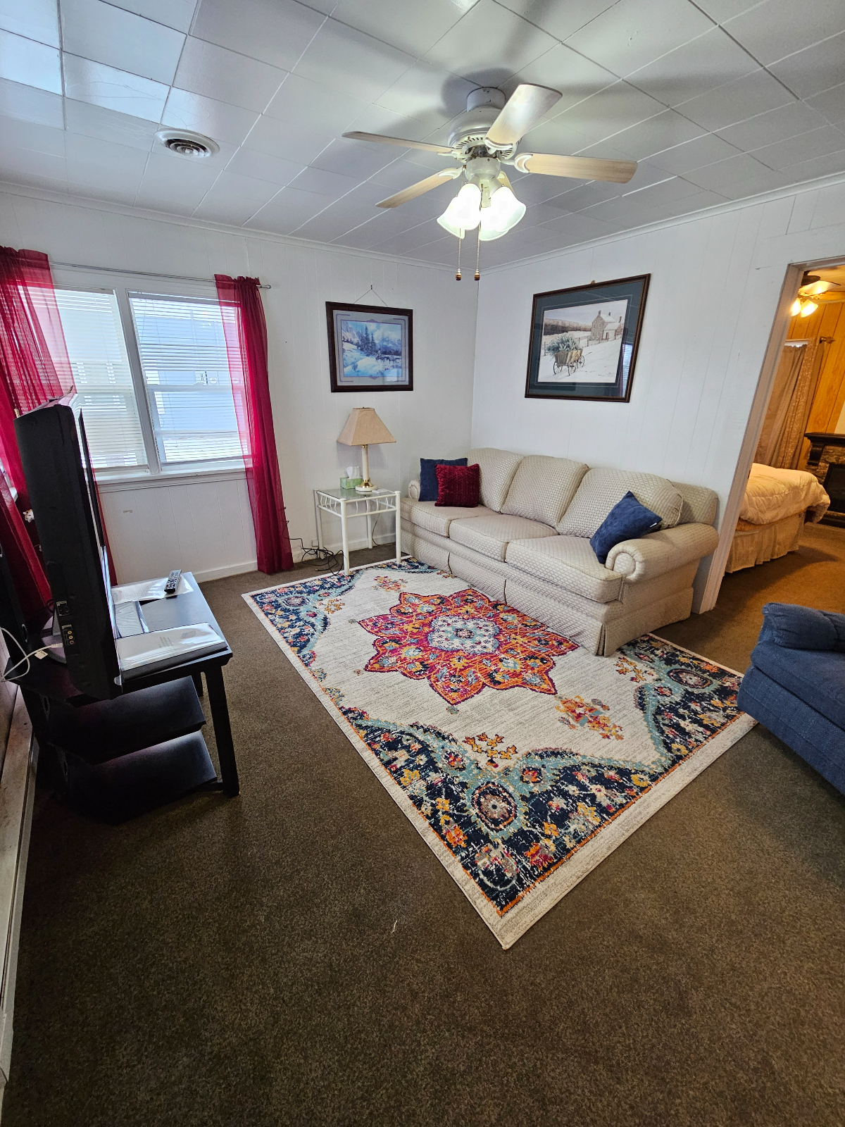 Unit 3 - Spacious Ground-Level Apartment with Outd