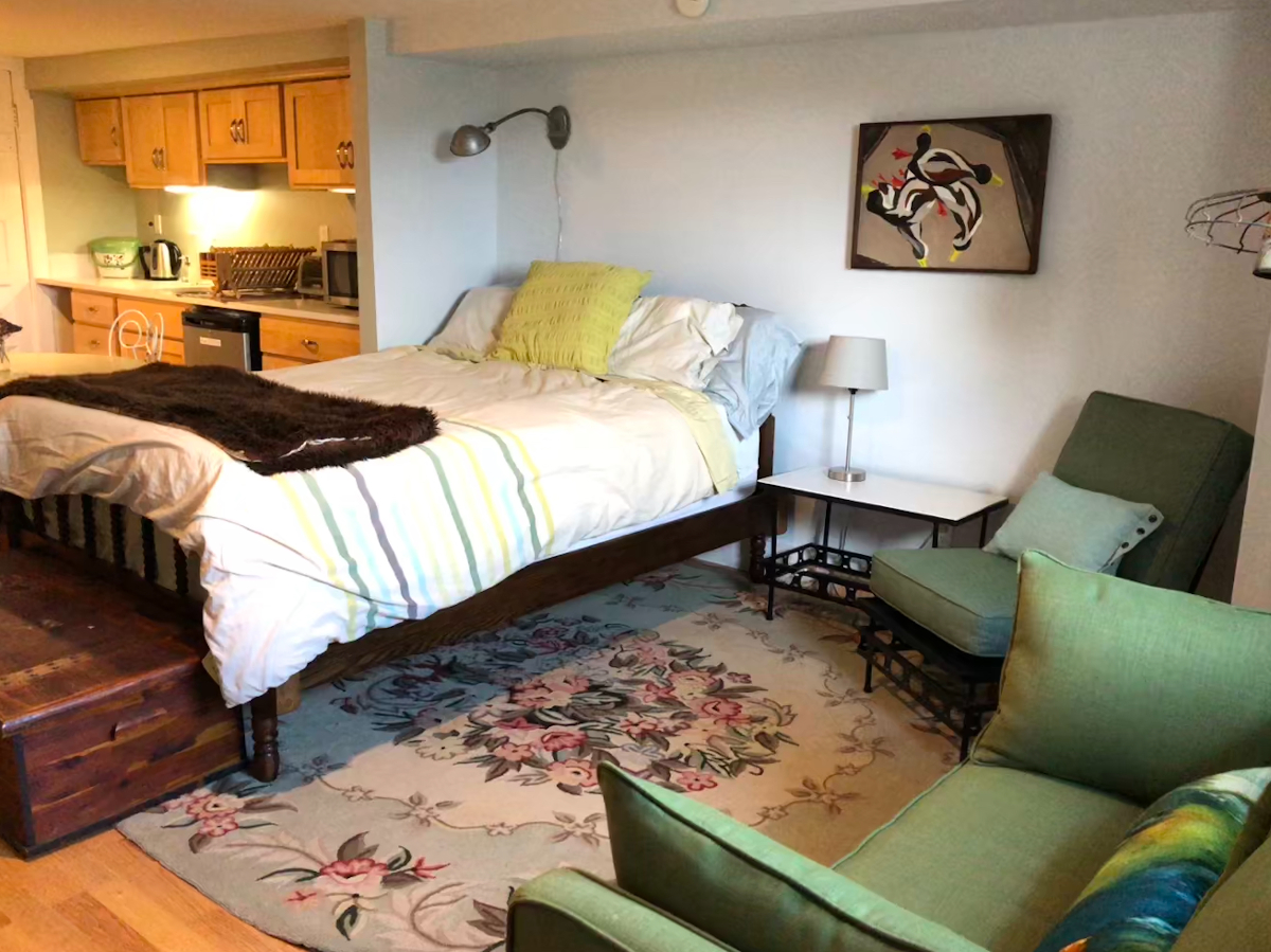 Private Guest Space with Full Bath and Kitchenette - Photo 1