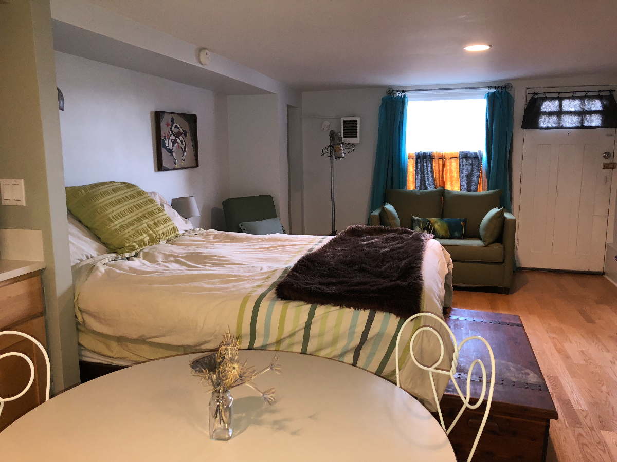 Private Guest Space with Full Bath and Kitchenette - Photo 2