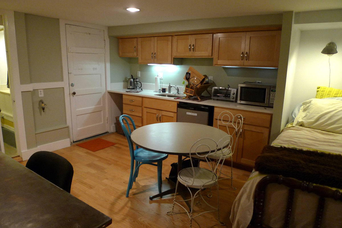 Private Guest Space with Full Bath and Kitchenette - Photo 4