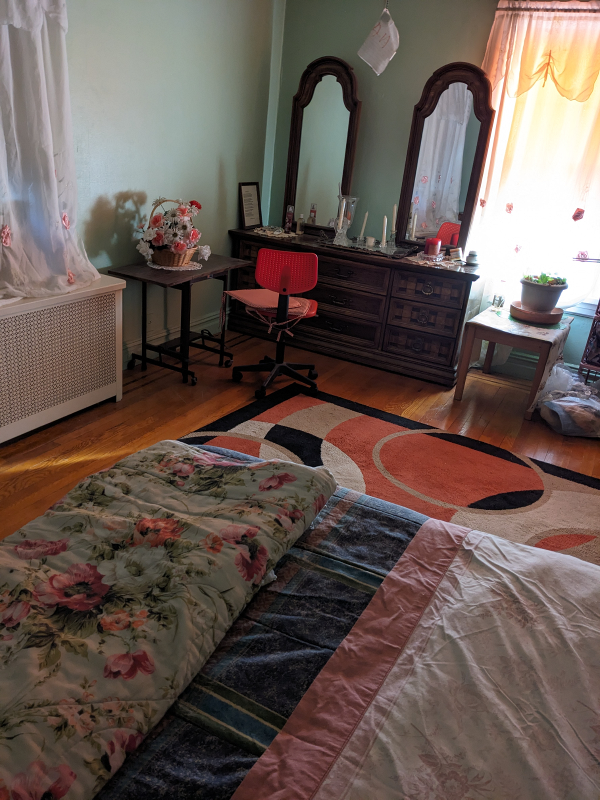Charming and Private Room with Deluxe Amenities in Upscale Neighborhood - Photo 6