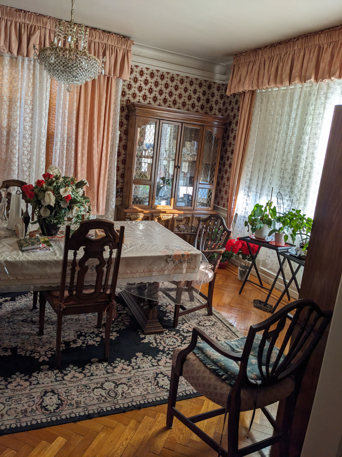 Charming and Private Room with Deluxe Amenities in Upscale Neighborhood - Photo 8