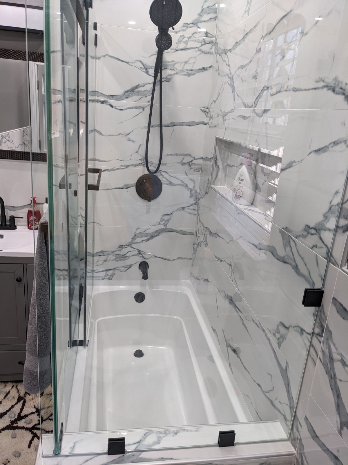 Charming and Private Room with Deluxe Amenities in Upscale Neighborhood - Photo 2