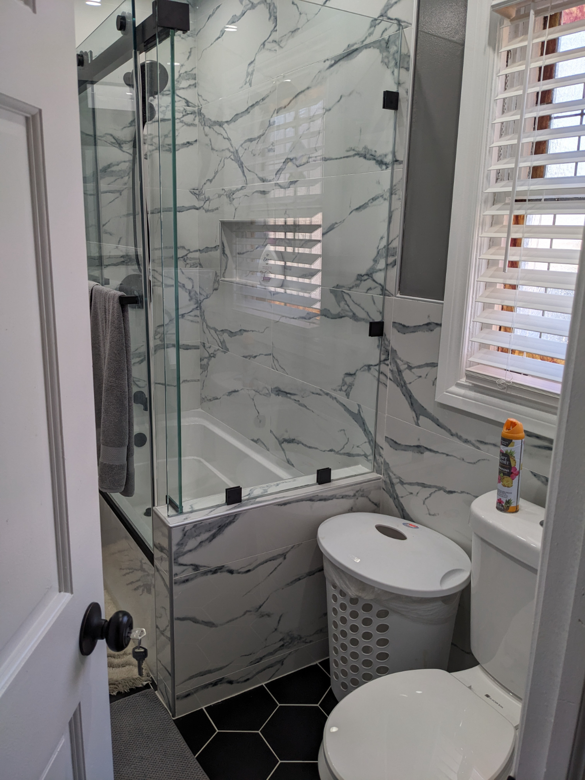 Charming and Private Room with Deluxe Amenities in Upscale Neighborhood - Photo 4