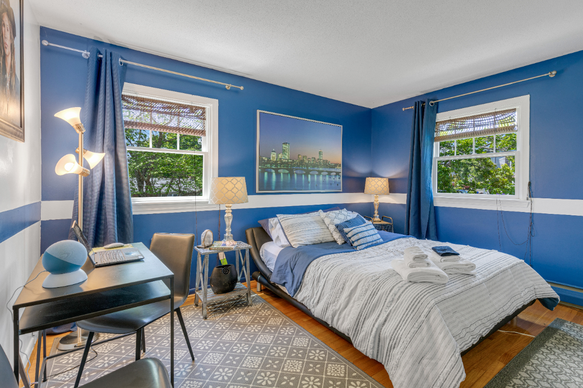 Boston Bedroom - Elegant Stay with Seaside Serene