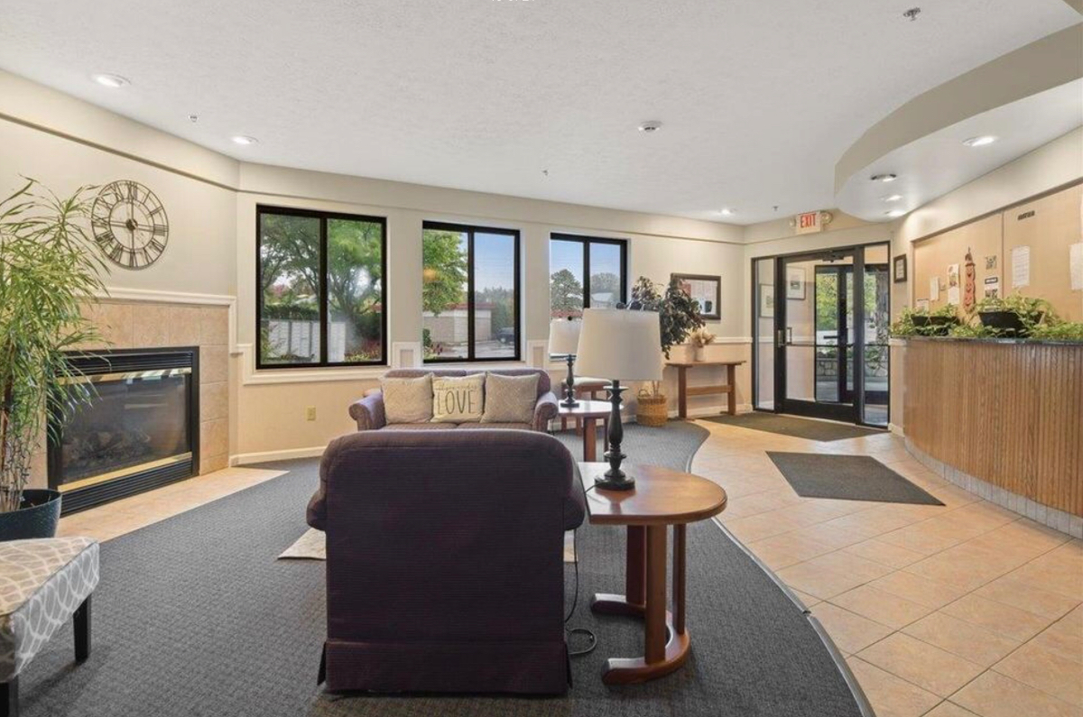 1 bed 1 bath with work/sleep loft, secure building, and pool - Photo 4