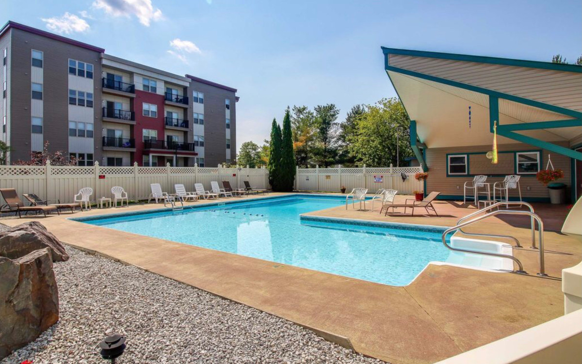 1 bed 1 bath with work/sleep loft, secure building, and pool - Photo 2