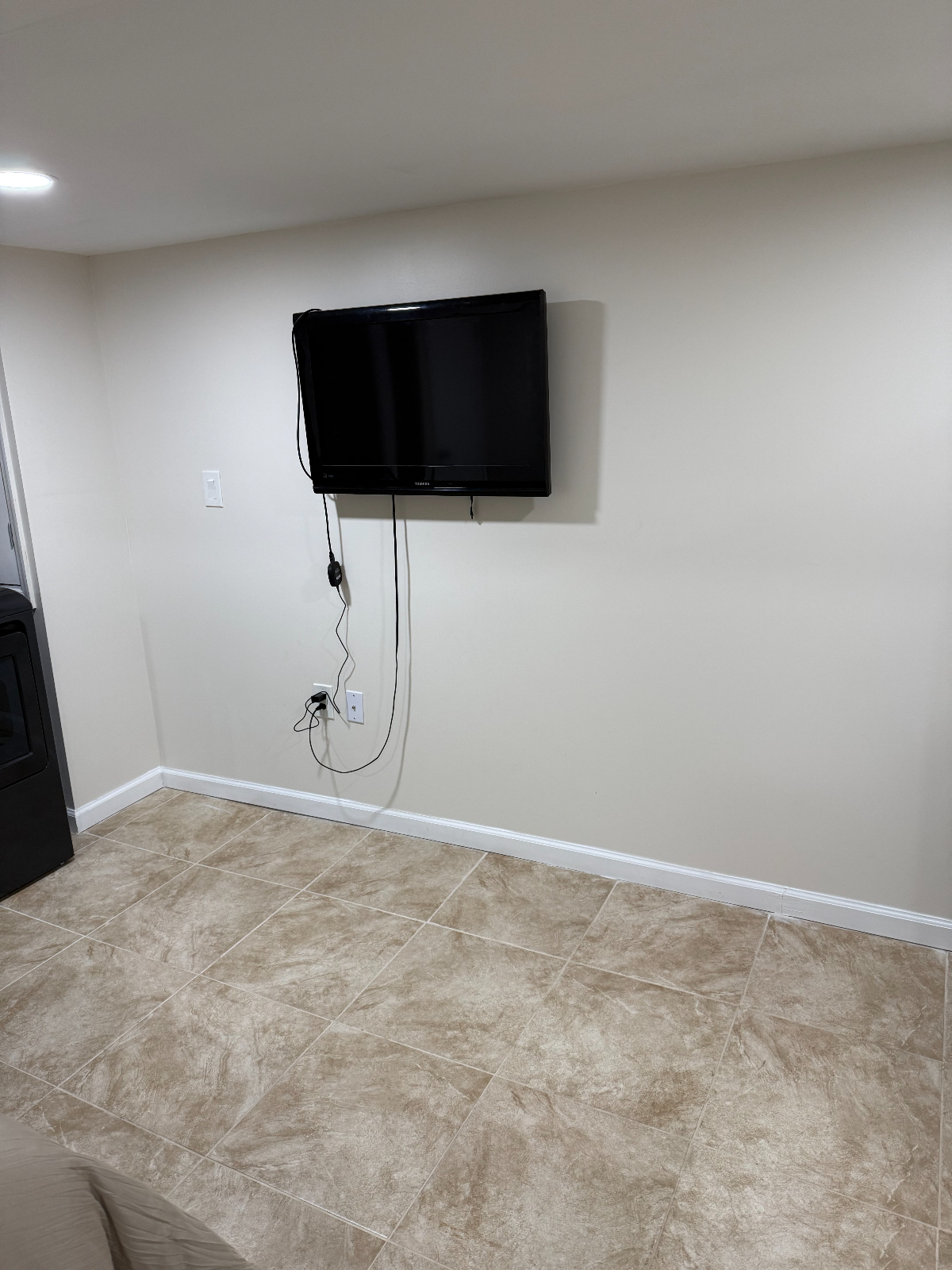 Stylish Studio with Modern Amenities and Prime Location - Photo 5